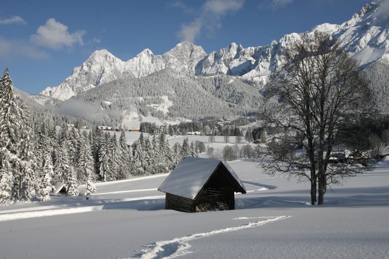Tief verschneite Winterlandschaft mit dem Dachsteingebirge im Hintergrund © Photo Austria © C.Höflehner