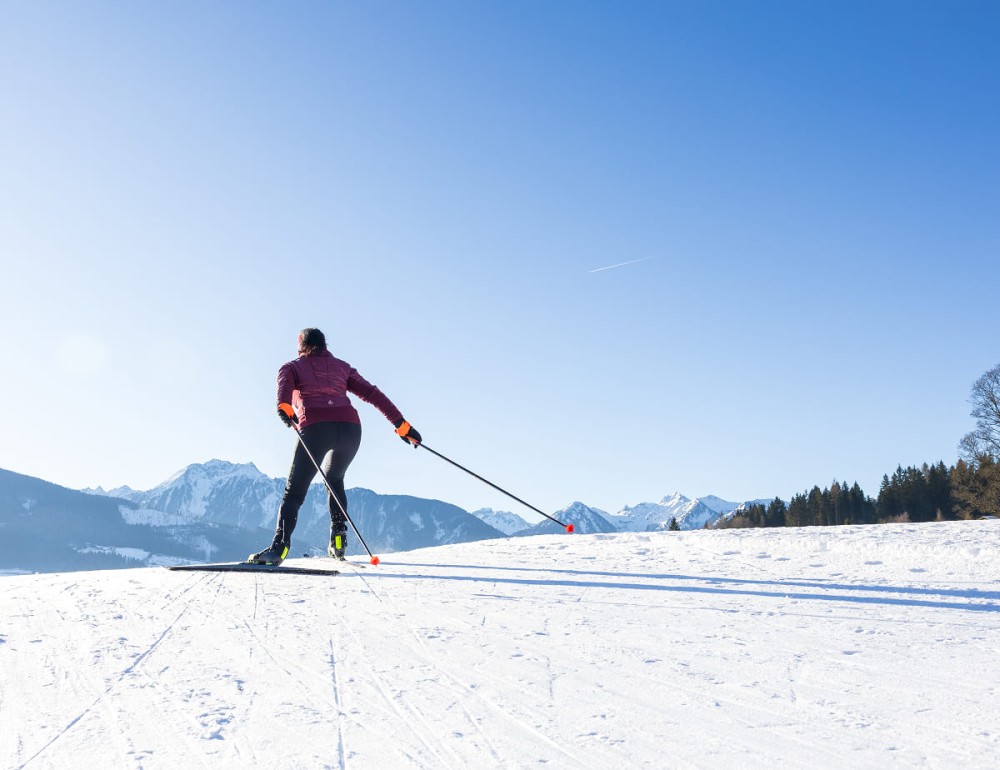 Langläuferin auf einer sonnigen Loipe in Ramsau am Dachstein © Martin Huber