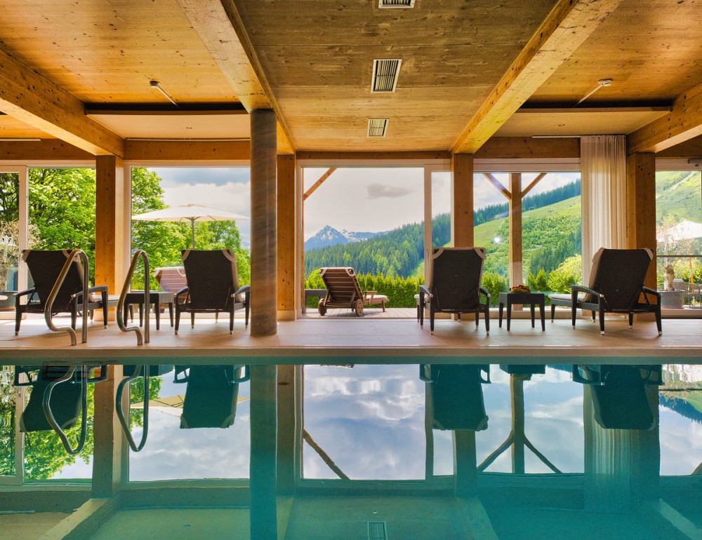Entspannen im Wellnessbereich mit Blick auf die Ramsauer Bergwelt